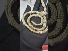Serpenti 18 Kt Collier en or jaune avec demi-pavé Diamants et yeux en onyx noir