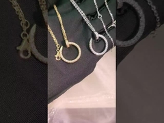 Bijoux en diamant or 18 carats haute clarté avec style moderne et sertissage à griffes