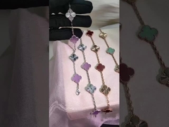 Les boucles d'oreilles en or diamanté 18K varient en fonction de la disponibilité pour les distributeurs de bijoux B2B