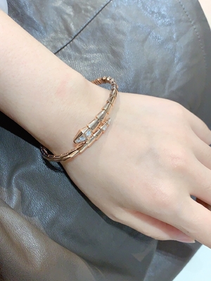 Elegant 18K Gold Round White Diamond  Serpenti Viper Bracelet With VVS Clarity