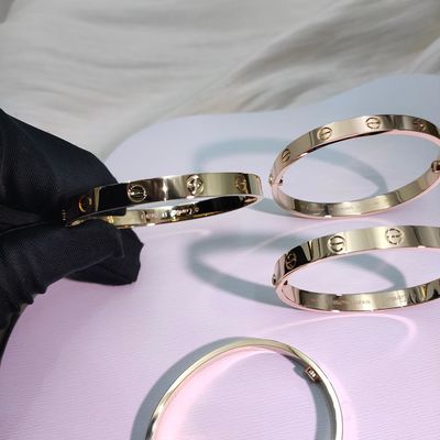18K Gold Diamond High Jewelry with Vvs Clarity and Timeless Sapphire Type Gemstone