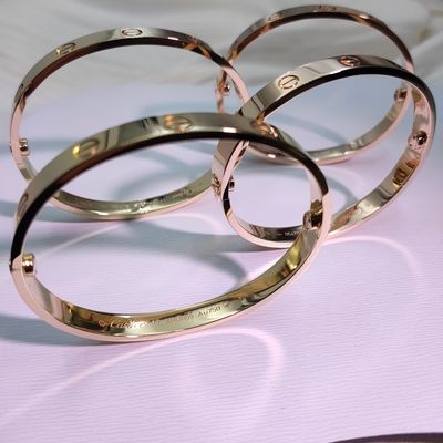 18K Gold Diamond High Jewelry with Vvs Clarity and Timeless Sapphire Type Gemstone