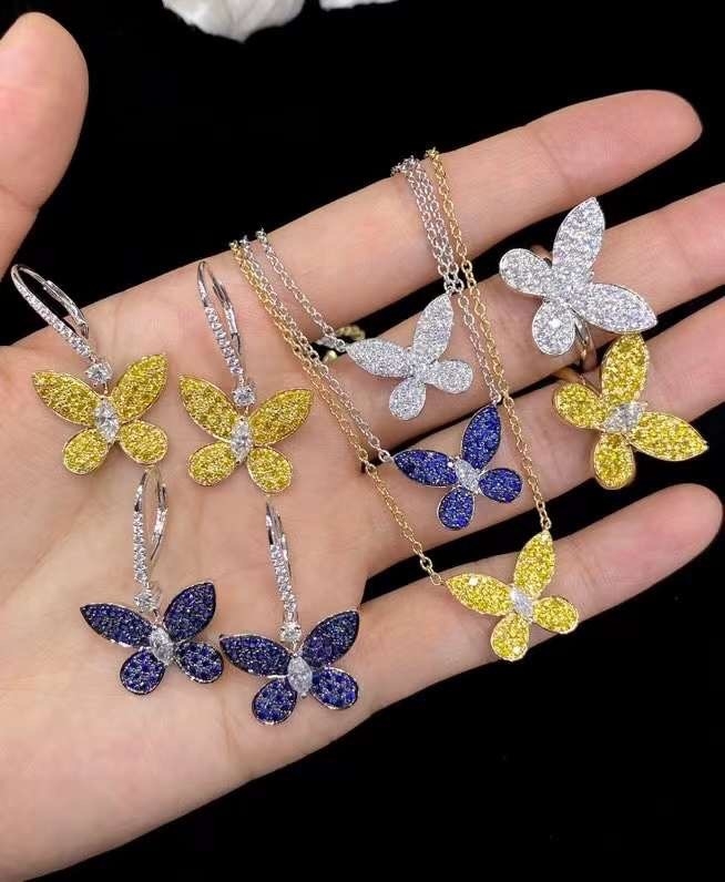 18K Gold Diamond Earrings Good Cut Grade with Sparkling Diamond Gemstone