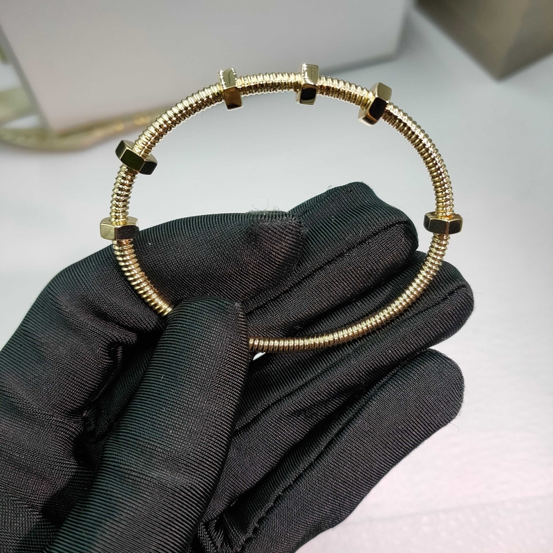 18K yellow gold (750/1000). Width: 3.5 mm Ecrou de Brand bracelet