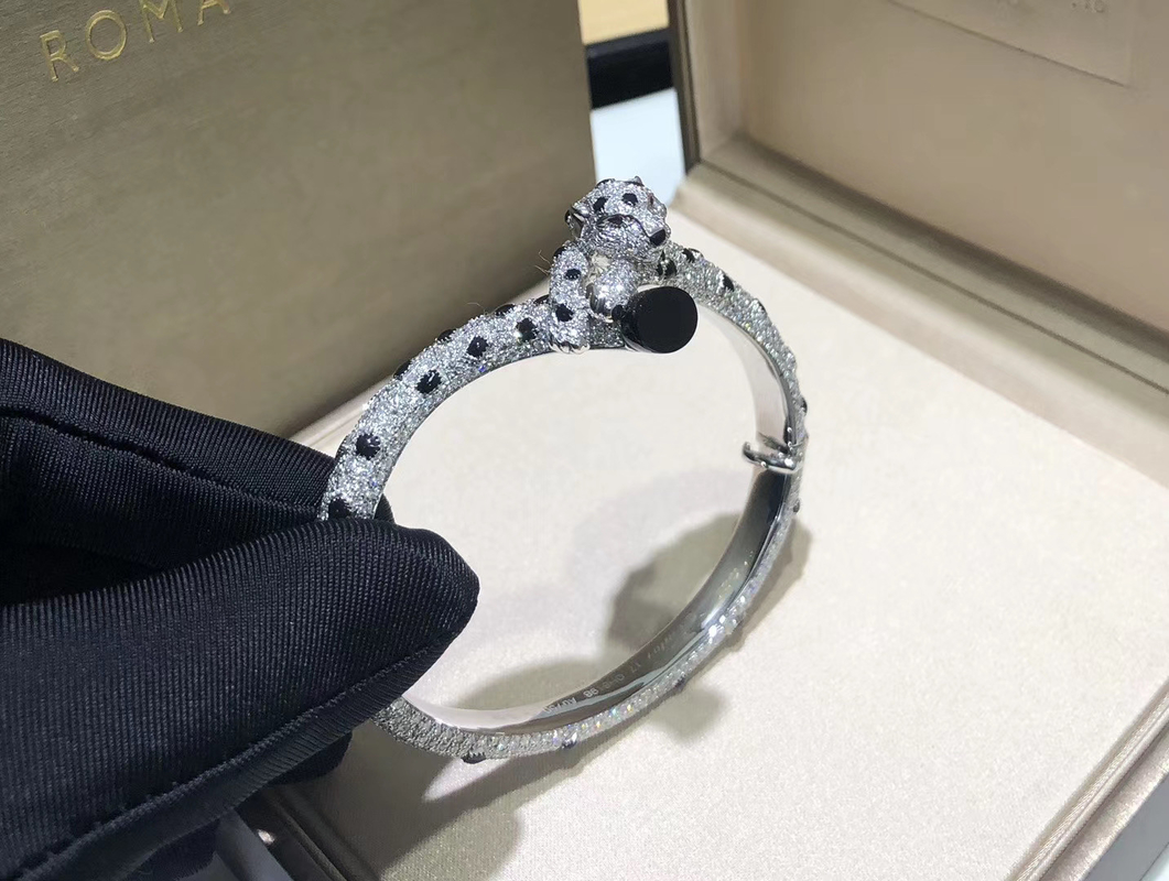 15.74 Carats 706 Diamonds Panthere De Brand Bracelet 18k White Gold