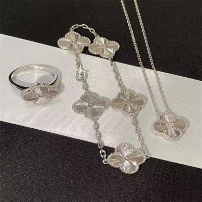 Des bijoux de luxe en or de 18 carats Custom Brand et Arpels