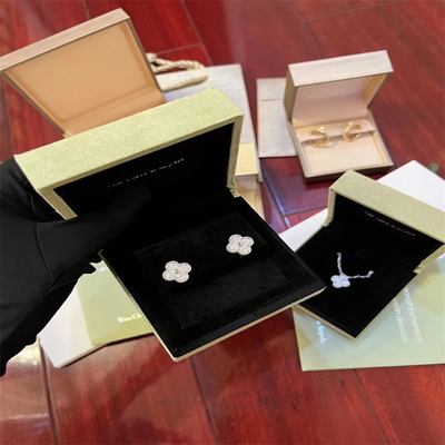 Diamond Jewelry de luxe adapté aux besoins du client HK plaçant l'usine des fabricants de bijoux