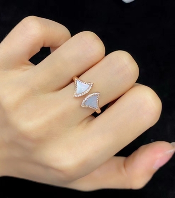 Une bague de luxe de qualité supérieure en or 18 carats, une bague diamantée, des bijoux personnalisés, une bague de rêve pour les divas.