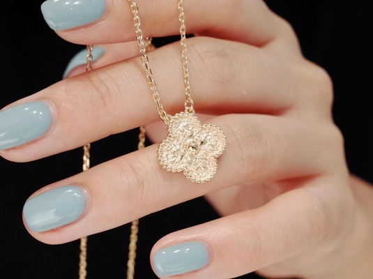 Bijoux personnalisés en or jaune brossé pour un look sophistiqué