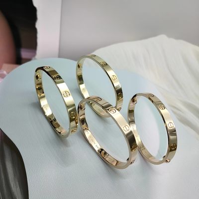 Haute joaillerie en or 18 carats avec diamants de clarté Vvs et pierres précieuses de type saphir intemporelles