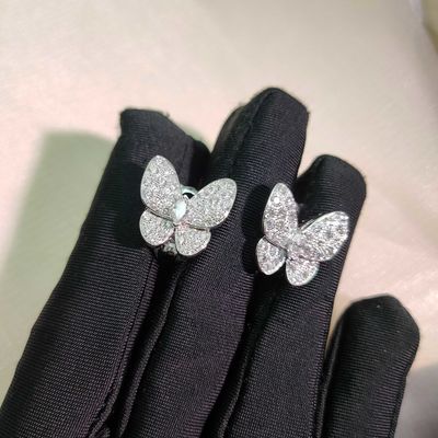 Boucles d'oreilles papillon personnalisées en or blanc 18 carats de style moderne avec diamant et motif floral