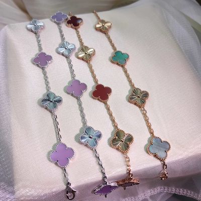 Des boucles d'oreilles de luxe en or diamanté de 18 carats qui améliorent le style personnel avec un éclat exceptionnel