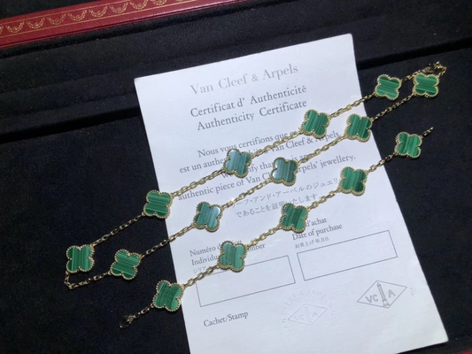 Un collier Custom Brand en or de 18 carats avec 10 malachite vert.