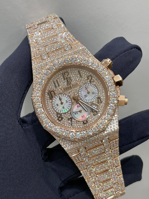 Des pierres glacées, des diamants, des quarts, des montres en acier inoxydable, des bijoux hip-hop.