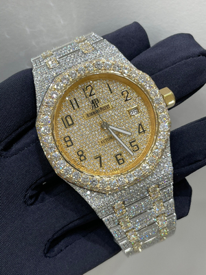 Des hommes de laboratoire de squelette, des montres de poignet en diamant, une montre suisse, une moissanite, une étoffe, une glace.